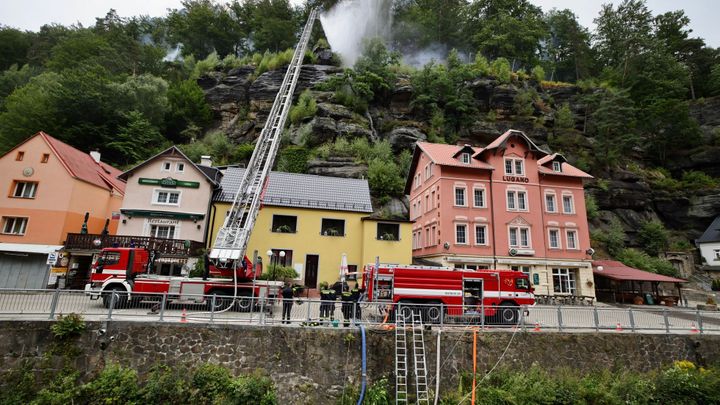 Objímání, úleva i psychické dno. Evakuovaní obyvatelé se začínají vracet do Hřenska; Zdroj foto: Lukáš Bíba