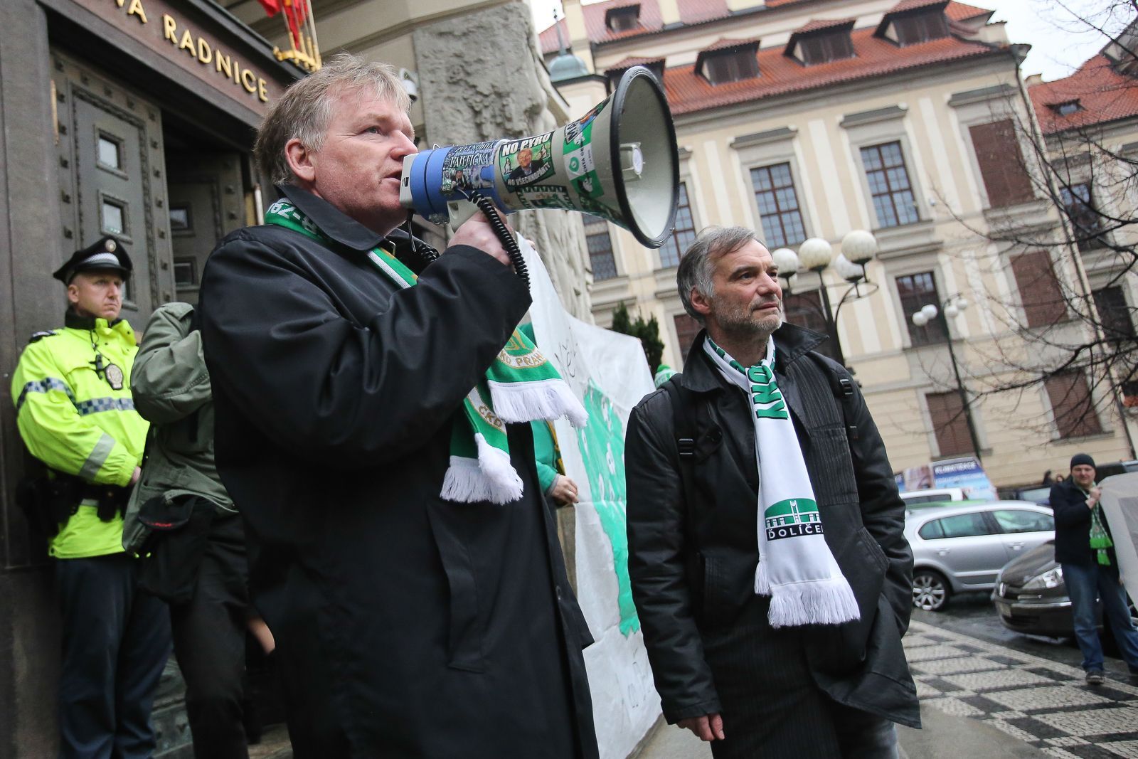 Demonstrace fanoušků Bohemians před magistrátem 31.3. + zastupitelstvo