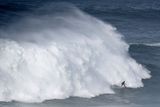 Pokusy zdolat vlny v Nazaré však také často končí hospitalizací. V roce 2013 při pokusu zdolat rekord zkušená brazilská surfařka Maya Gabeirová málem utonula. Z masy vody ji zachránila její kolegyně.