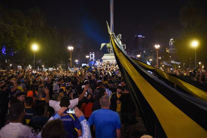 Truchlení za Diega Maradonu (lidé před prezidentským palácem v Buenos Aires)