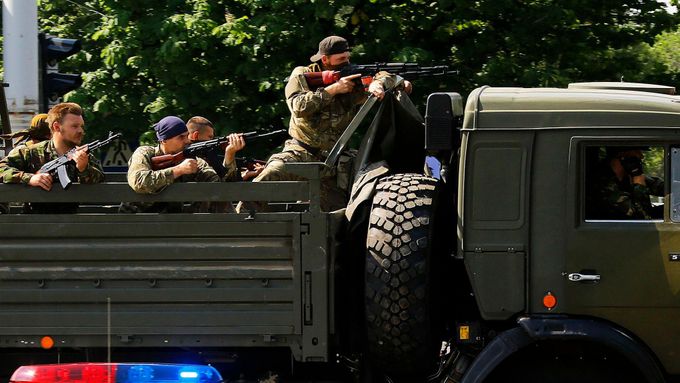 Hlídka ukrajinské armády poblíž letiště v Doněcku kontroluje projíždějící nákladní vůz.