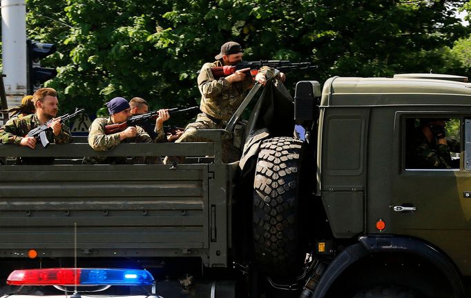 Hlídka ukrajinské armády poblíž letiště v Doněcku kontroluje projíždějící nákladní vůz.