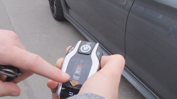 Řidič jako dirigent - autdiosoustava i některé další funkce nového BMW řady 5 se dají ovládat gesty. Vůz lze navíc nastartovat a rozjet na dálku jako autíčko na dálkové ovládání.