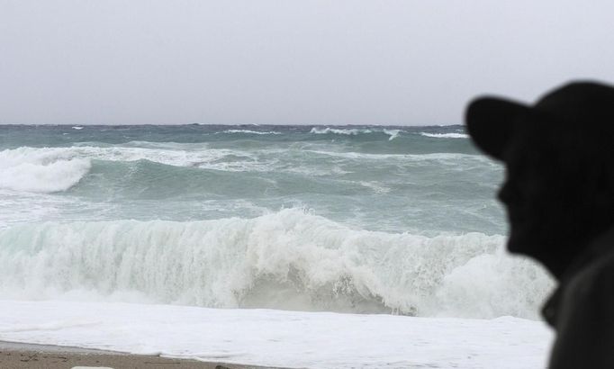 A man looks on at Beach Bahoruco, where a strong swell announces the arrival of Tropical Storm Isaac in Barahona August 24 2012. Tropical Storm Isaac headed towards the Dominican Republic and Haiti on Friday, rumbling slowly west across the Caribbean after unleashing heavy rain on parts of Puerto Rico. REUTERS/Ricardo Rojas (DOMINICAN REPUBLIC - Tags: DISASTER ENVIRONMENT) Published: Srp. 24, 2012, 4:10 odp.