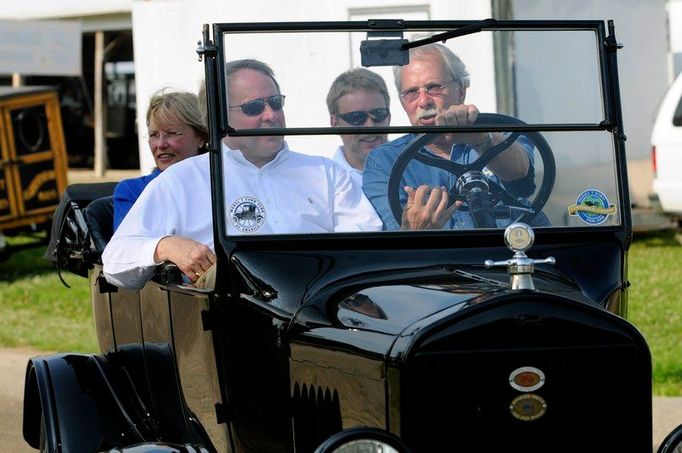 VIP posádka. Za volantem sedí Jay G. Klehfoth, ředitel Amerického klubu modelu T, vzadu vlevo jeho žena Barbara. Spolujezdci jsou Edsel B. Ford II., pravnuk Henryho Forda, zakladatele automobilky, a jeho syn Henry Ford III. (vzadu vpravo).