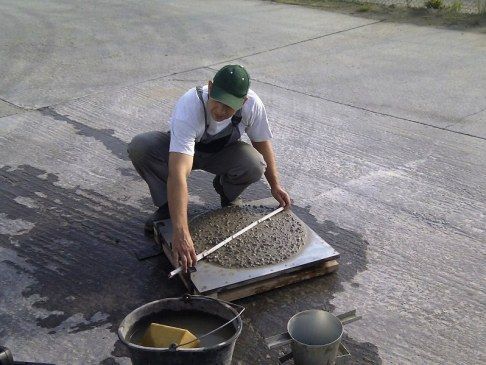 Na betonárně probíhá kontrola kvality betonu STEELCRETE včetně odběru vzorků na kontrolní testy