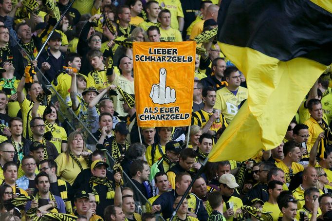 Fotbal, Bundesliga, Dortmund - Bayern Mnichov: fanoušci Dortmundu - slogan "Lepší černý a žlutý, než vaše černé peníze".