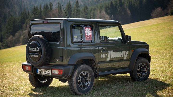 Ojeté Suzuki Jimny se prodalo o 100 tisíc dráž než nové. Peníze jdou na charitu