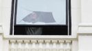 A man takes down a broken window above the site of the first explosion on Boylston Street after the street reopened to the public for the first time since the Boston Marathon bombings in Boston, Massachusetts April 24, 2013. REUTERS/Jessica Rinaldi (UNITED STATES - Tags: CRIME LAW CIVIL UNREST SOCIETY) Published: Dub. 24, 2013, 3:35 odp.