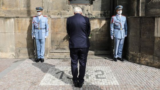 Foto: Poprvé v historii. Německý prezident se poklonil památce českých parašutistů