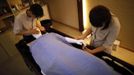 A student files the nails of a mannequin during an undertaker service class at the Tianquanjiajing Funeral Service school in Jiaxing, Zhejiang province May 29, 2012. A new breed of young Chinese undertakers are fighting centuries-old taboos to gain social acceptance for their profession, saying they help the deceased and their families make their final parting with respect. There are more than 1,500 students across the country studying to become undertakers each year. Courses in funeral services take three years to complete and the service includes washing of the dead body as well as providing funeral make-up and dressing. Picture taken May 29, 2012. REUTERS/Carlos Barria (CHINA - Tags: SOCIETY) ATTENTION EDITORS - PICTURE 16 OF 17 FOR PACKAGE 'FUNERAL SERVICE STUDENTS' Published: Čer. 7, 2012, 2:44 dop.