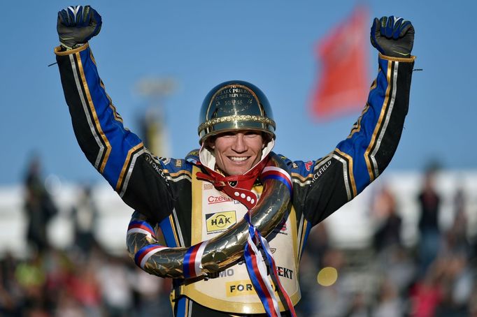 Jason Doyle s trofejí pro vítěze jubilejního 70. ročníku Zlaté přilby.