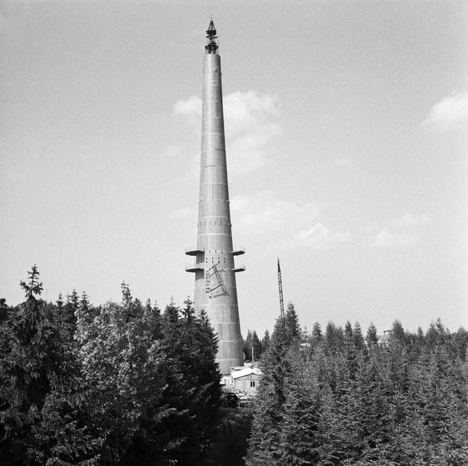 Na snímku: Stavba vysílače Cukrák. Výstavba vysílače začala v roce 1959 na kopci Kopanina (411 m n. m.) u Prahy. Zařízení bylo provozu uvedeno 26. listopadu 1961.