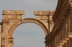 Islámský stát vyhodil v Palmýře do povětří 2000 let starý Vítězný oblouk