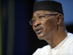 Prezident Mali Amadou Toumani Touré: Nemůžete holit hlavu člověka, který v holičství není