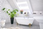 Tipy pro zařízení nadčasové koupelny: Světlé barvy, velké kachlíky a dobrý návrh