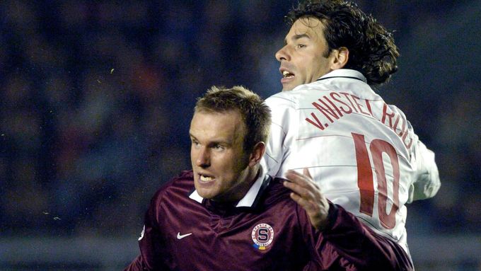 Takhle se v roce 2004 bil Jiří Homola ve sparťanském dresu s Ruudem van Nistelrooijem, tehdy superhvězdou Manchesteru United. To byly časy, kdy oba kluby ještě hrávaly Ligu mistrů