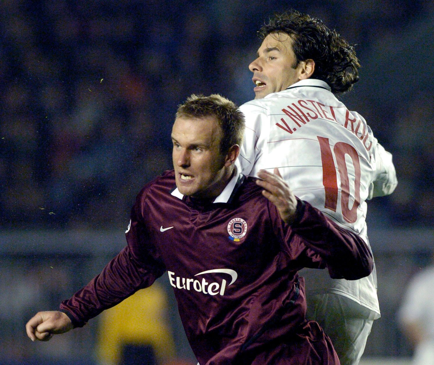 Jiří Homola (Sparta) a Ruud van Nistelrooij (Manchester United) v utkání Ligy mistrů v Praze v roce 2004