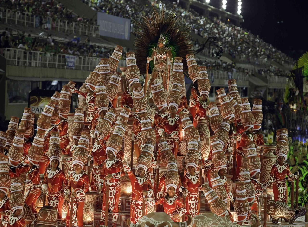 Fotogalerie: Pestrobarevná podívaná z prostředí brazilského karnevalu