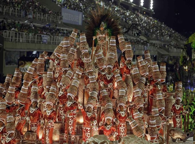 Revellers from Imperatriz Leopoldinense samba school participate during the annual Carnival parade in Rio de Janeiro's Sambadrome, February 12, 2013. REUTERS/Ricardo Moraes (BRAZIL - Tags: SOCIETY) Published: Úno. 12, 2013, 6:35 dop.