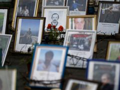 Fotografie těch, kteří zemřeli na Majdanu. Bylo jich přes sto, proto se jim říká "nebeská setnina".