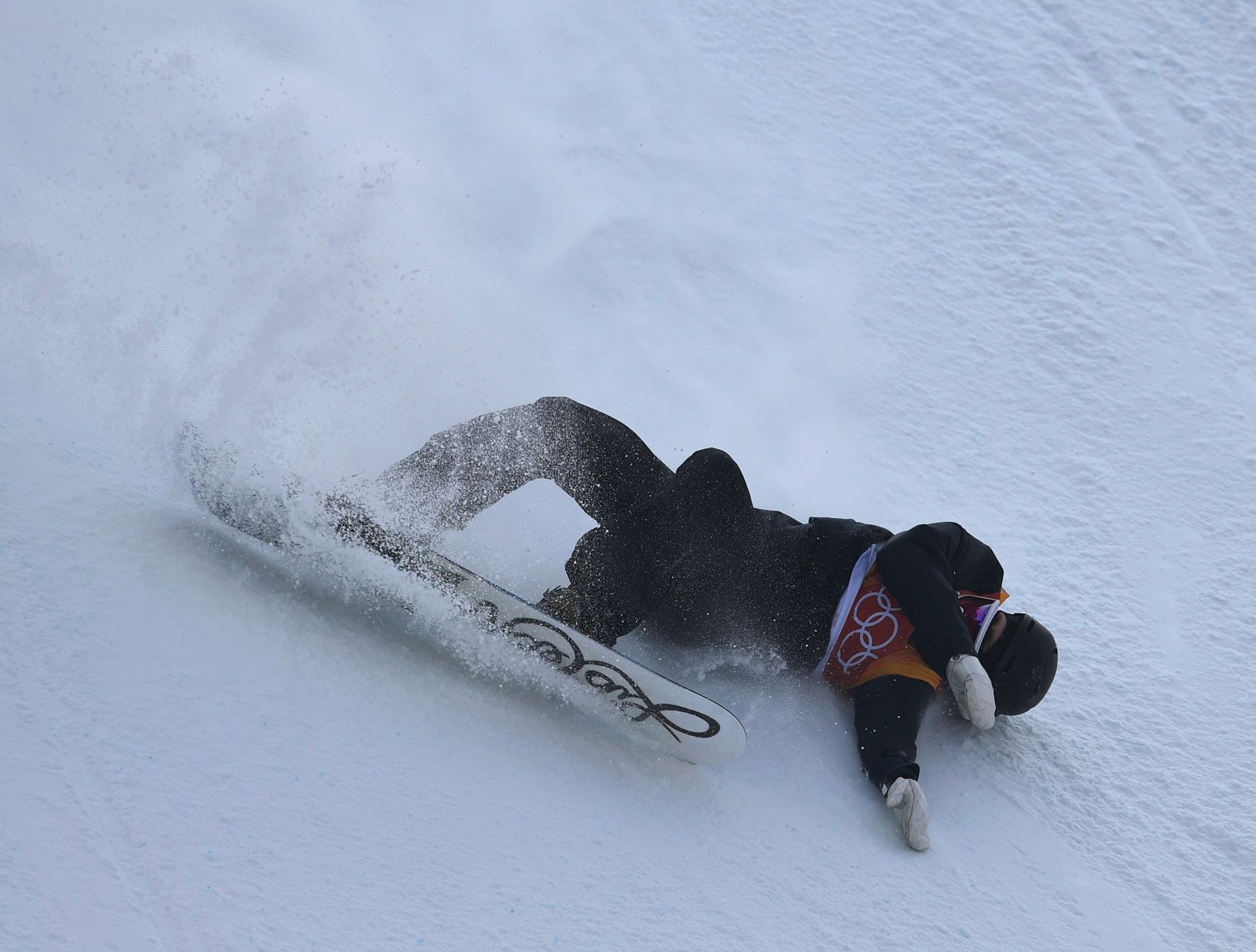 Pády snowboardistů v kvalifikaci slopestylu: Švéd Mans Hedberg