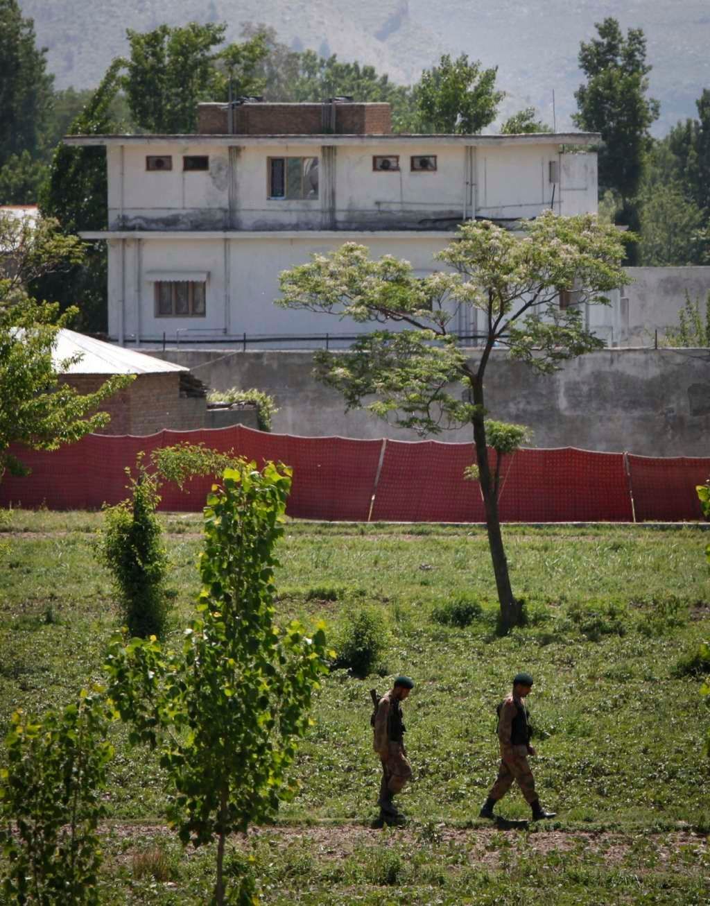 Pákistánští vojáci střeží komplex v Abbottábádu, kde žil a zemřel Usáma bin Ládin - snímek z 3. května 2011