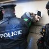 Policie, zatýkání, Protest / demonstrace proti vládním koronavirovým opatřením, blokáda Úřadu vlády, otevřené Česko