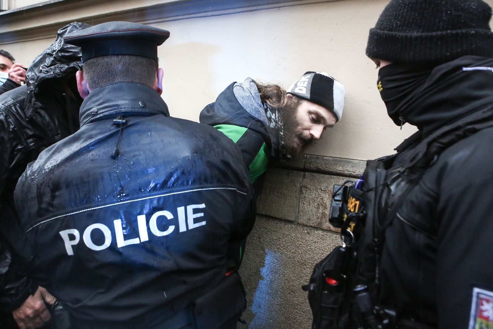 Policie, zatýkání, Protest / demonstrace proti vládním koronavirovým opatřením, blokáda Úřadu vlády, otevřené Česko