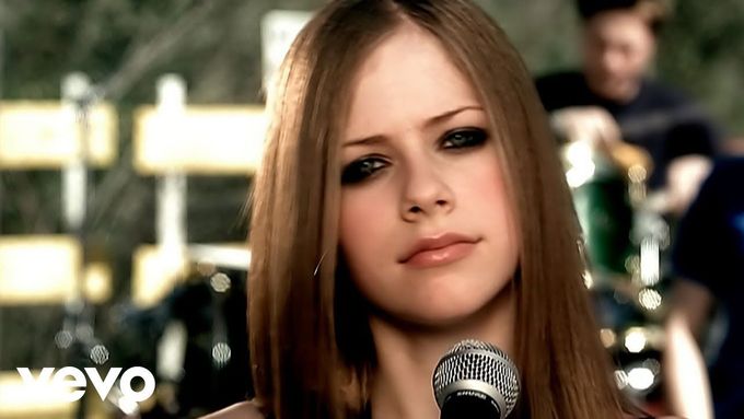 Jeden z největších hitů Avril Lavigne se jmenuje Avril Lavigne - Complicated, jen na YouTube má přes 638 milionů zhlédnutí.