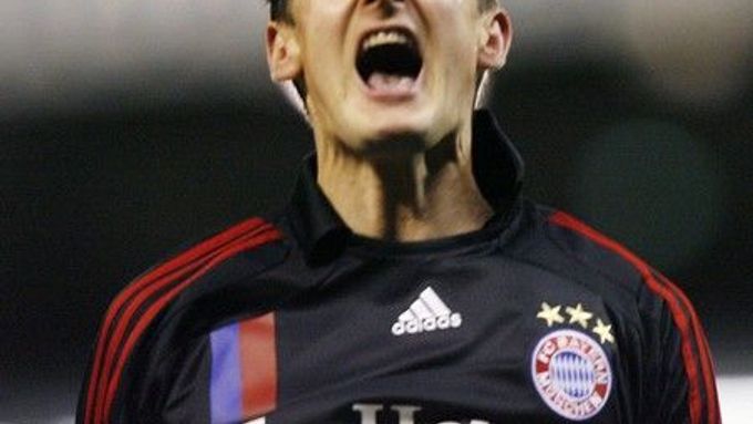 Útočník Bayernu Mnichov Miroslav Klose se raduje z vyrovnávací branky na půdě skotského Aberdeenu.