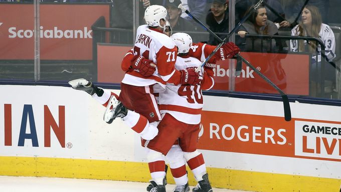 Radost hokejistů Detroitu z vítězné trefy v brance Toronta.