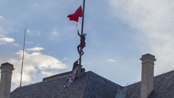 Červené trenýrky zavlály nad Pražským hradem místo prezidentské vlajky 19. září 2015.