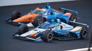 Takuma Sató (vpředu) předjíždí Scotta Dixona ve 104. ročníku závodu Indy 500