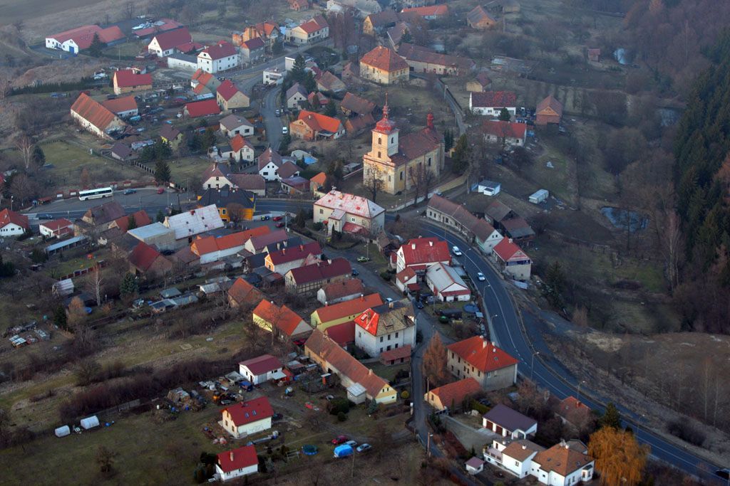 Letem nad Českým středohořím a dálnicí D8