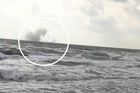 Video: U Španělska spadl do moře armádní letoun, pilot zahynul