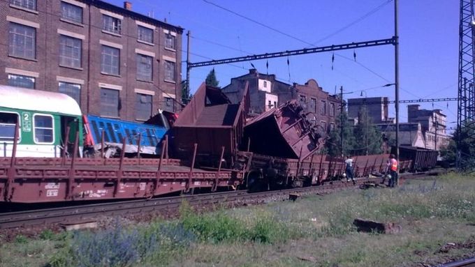 Na nádraží v Olomouci se srazil nákladní vlak s posunující lokomotivou