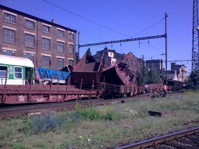 Na nádraží v Olomouci se srazil nákladní vlak s posunující lokomotivou