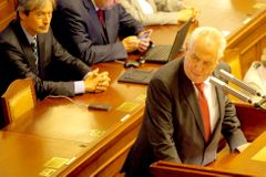 Zeman vetoval služební zákon, kvůli politickým náměstkům