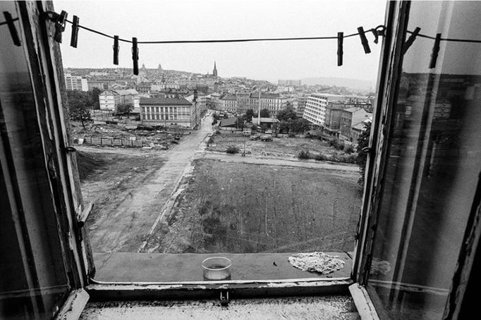 Fotograf Karel Bucháček (*1932 + 2008) zachytil, jak komunisté zdemolovali starobylou část pražské čtvrti Žižkov