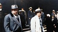 Al Capone se dívá na fotografy při odchodu od federálního soudu v Chicagu se svým právníkem Michaelem Ahernem 11. října 1931.