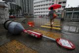 Tajfun vážným způsobem narušil dopravu a napáchal na dopravní infrastruktuře nemalé škody.