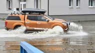 Každé auto má jinou světlou výšku. Auta typu SUV jsou na tom lépe než běžné osobáky, nejhůře vodu zvládají sportovní auta, která mají snížený podvozek.