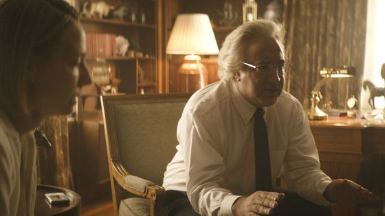 Na snímku z hrané části dokumentu Netflixu je Joseph Scotto jako Bernie Madoff.