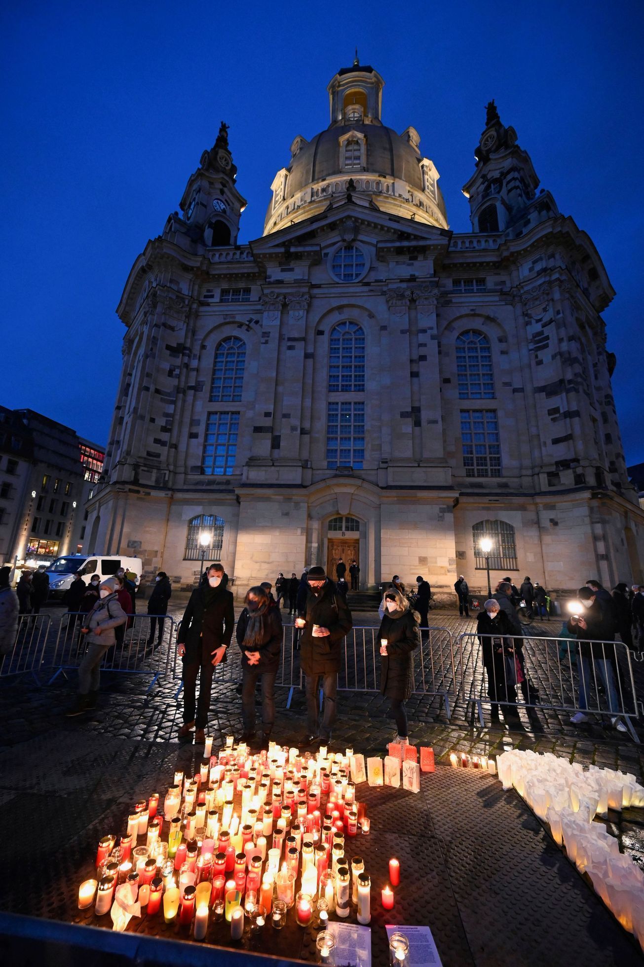 Před kostelem Frauenkirche obyvatelé Drážďan přes měsícem zapalovali svíčky za oběti nemoci covid-19.