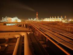 Pohled na druhou a třetí fázi výstavby ropovodu v přístavu Assalujeh v Perském zálivu, 1400 km jižně od Teheránu
