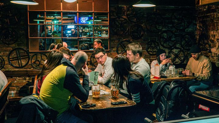 Češi pijí méně a nechodí do hospod. Pivovary oslovují lidi jinak, třeba i kofeinem