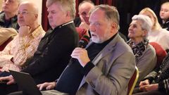 Advokát Tomáš Sokol na veřejném jednání, které se týkalo vzniku možné skládky ve středních Čechách.