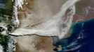 Snímek ze satelitu MODIS ukazuje, jak po erupci chilské sopky Puyehue stoupá do atmosféry sopečný popel. Sopka, která se nachází asi 900 kilometrů jižně od Santiaga de Chile, se probudila 4. června po téměř padesáti letech klidu po sérii několika slabých zemětřesení. Vulkán tehdy vychrlil dým, který dosáhl až do výše 12 kilometrů.