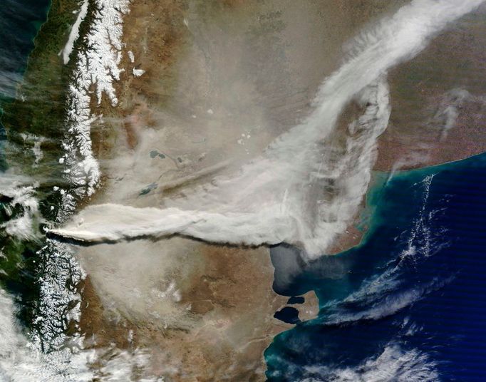 Snímek ze satelitu MODIS ukazuje, jak po erupci chilské sopky Puyehue stoupá do atmosféry sopečný popel. Sopka, která se nachází asi 900 kilometrů jižně od Santiaga de Chile, se probudila 4. června po téměř padesáti letech klidu po sérii několika slabých zemětřesení. Vulkán tehdy vychrlil dým, který dosáhl až do výše 12 kilometrů.